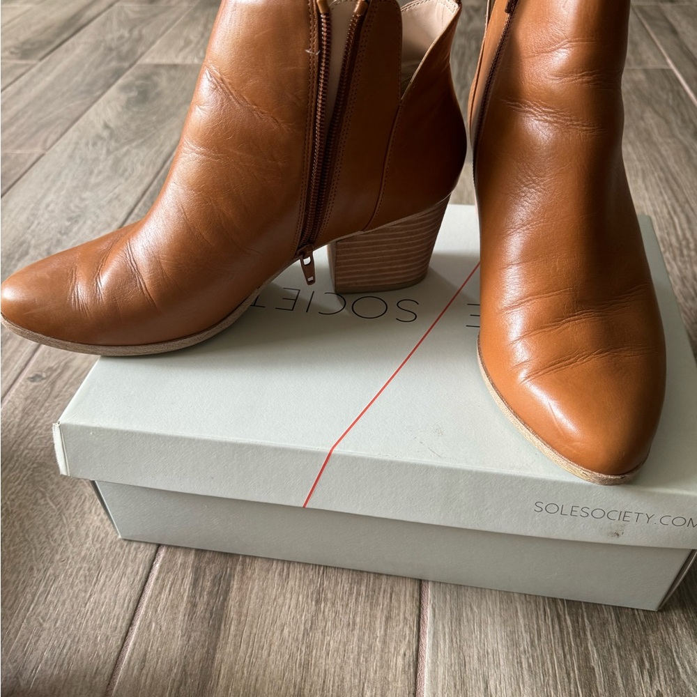 Slightly used cute leather booties